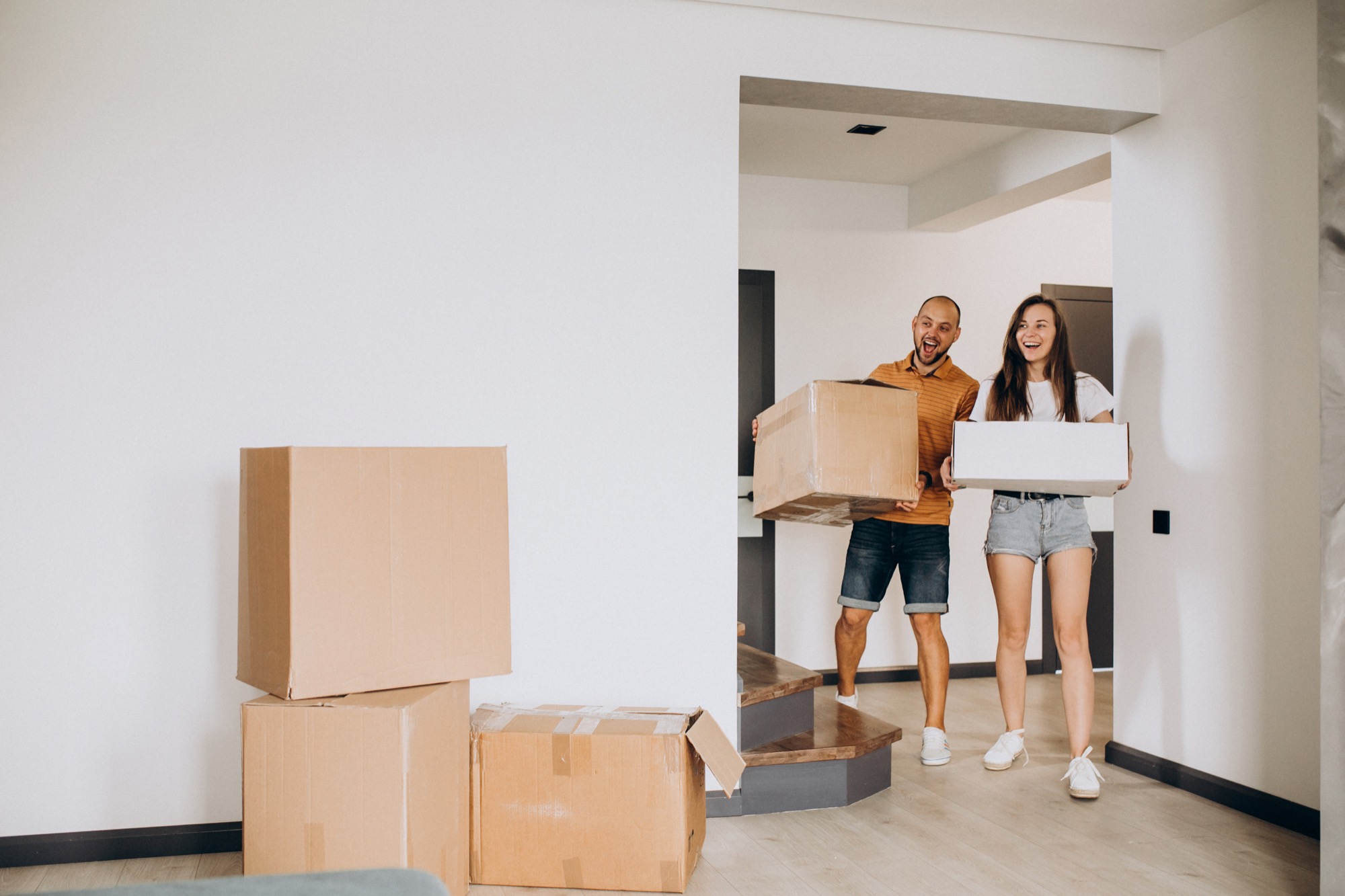 Couple emménageant dans un logement neuf lumineux